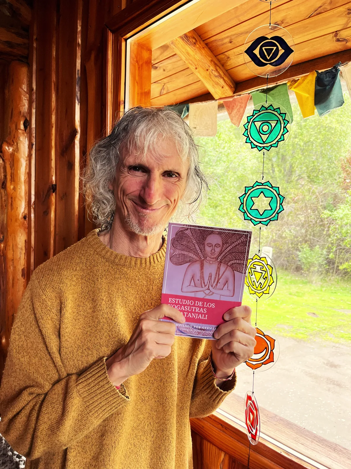 Germán Garro sostiene su libro Estudio de los Yogasutras de Patanjali