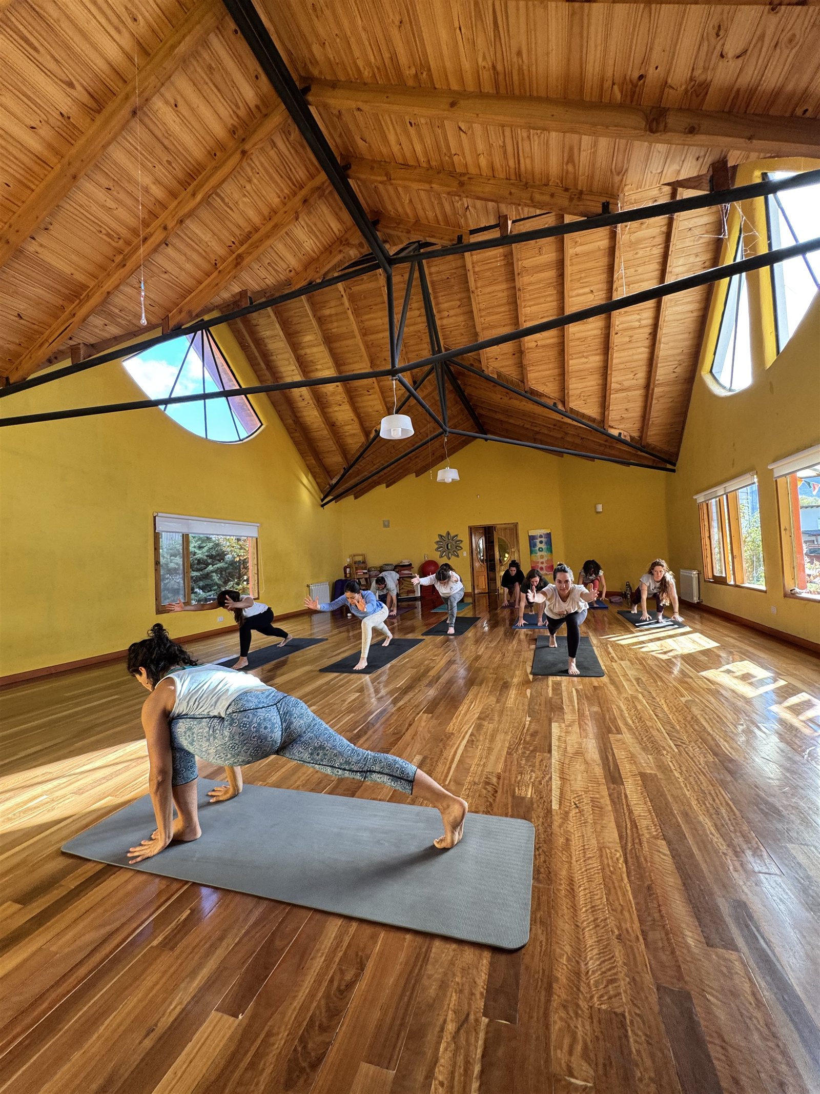 Una clase de yoga compartida en el salón de Anahata
